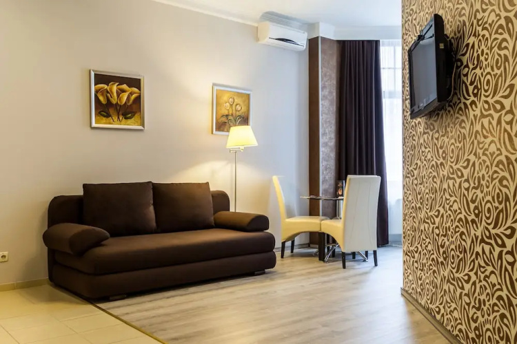 Corona Hotel & Apartments
