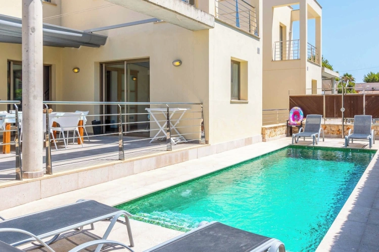 3 Bedrooms Villa with balcony