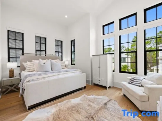 4 Bedrooms Apartment