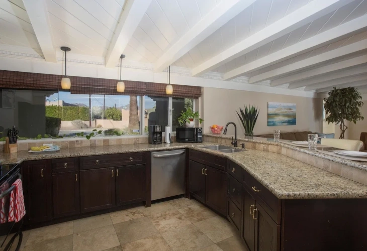 4 Bedrooms Villa