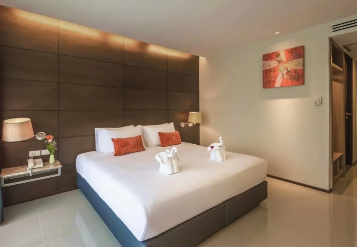Deluxe room with balcony and with pool view