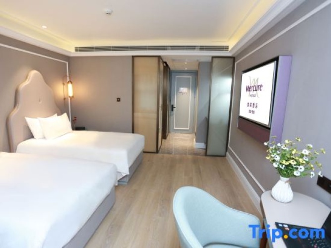 Standard Twin room with lake view