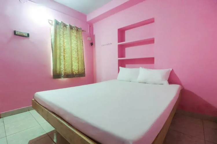 Hotel Queens Inn by OYO