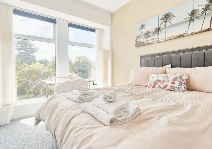 Stylish & Modern 2BR Flat