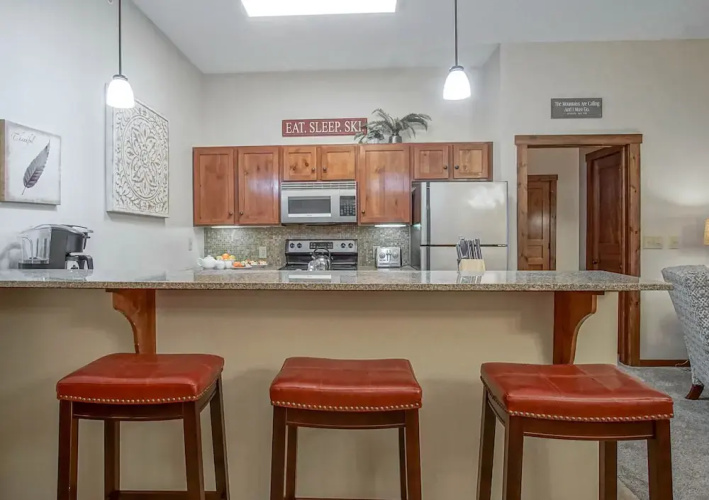 Soaring Eagle #402: 2 Bedrooms, 2 Full Baths: Slope Side, Hot Tubs. Underground Parking