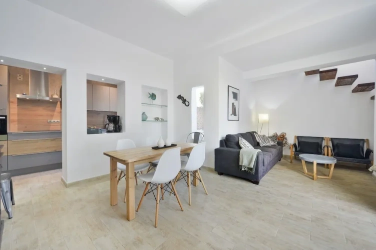 5 Bedrooms Villa