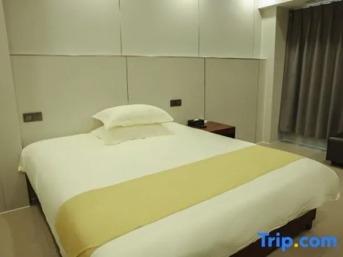 Deluxe Double Suite with street view