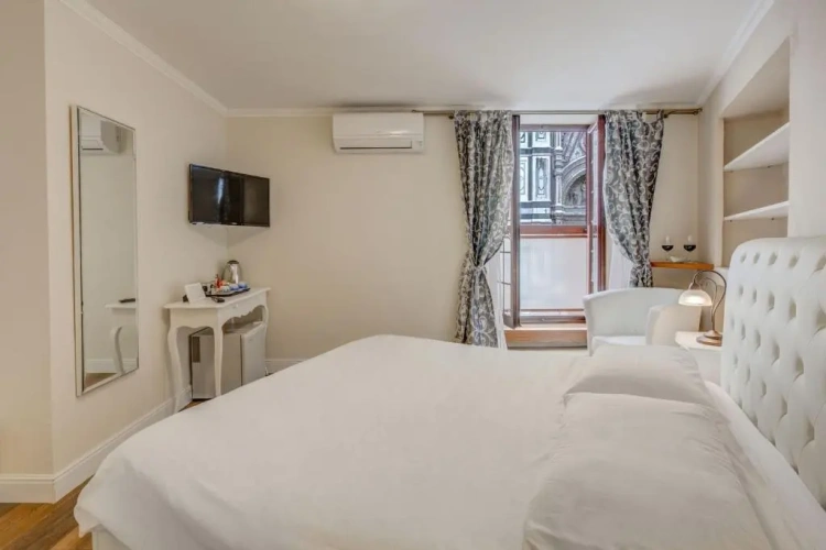 Suite with city view