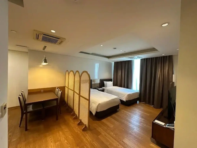 1 Bedroom Quadruple Family Apartment
