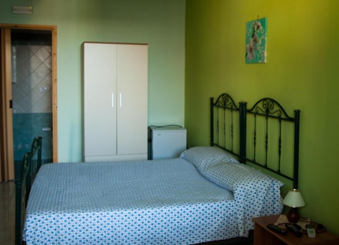 Standard Triple room with garden view