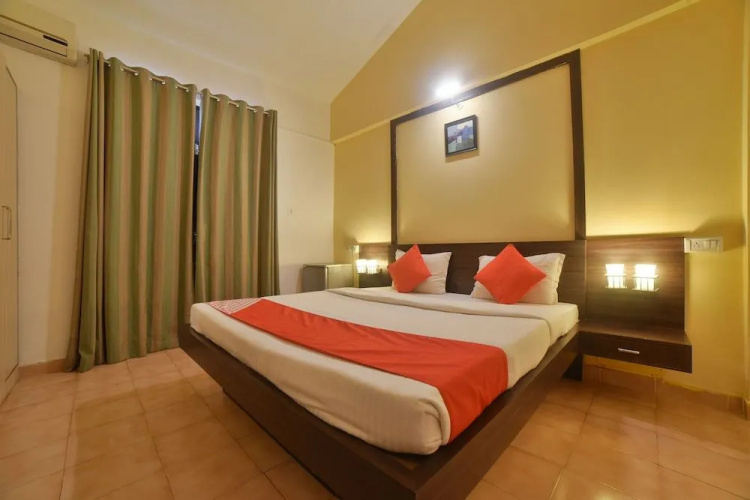 Oyo 30128 Reddys Hotel