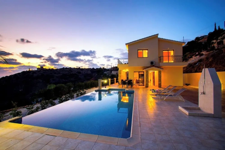 3 Bedrooms Villa with balcony