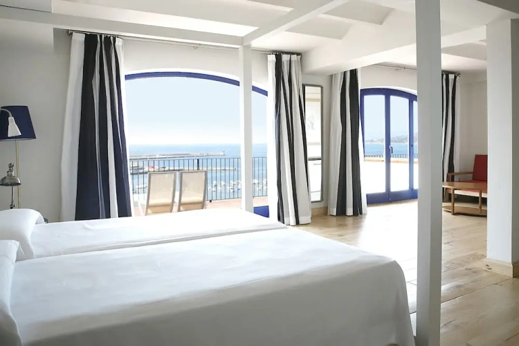 Standard Triple room with balcony and with sea view