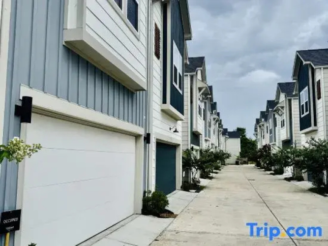 Modern getaway near downtown and airport