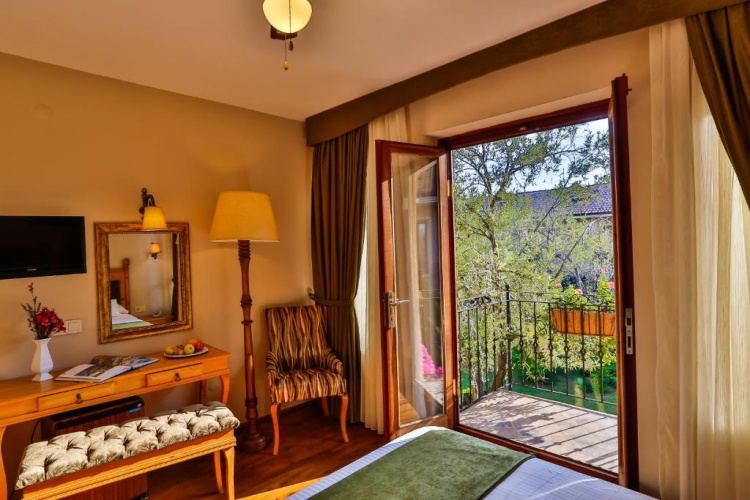 Standard Double room with partial sea view