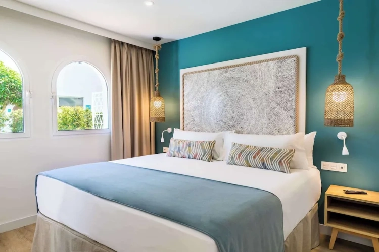 Deluxe with Garden Family room