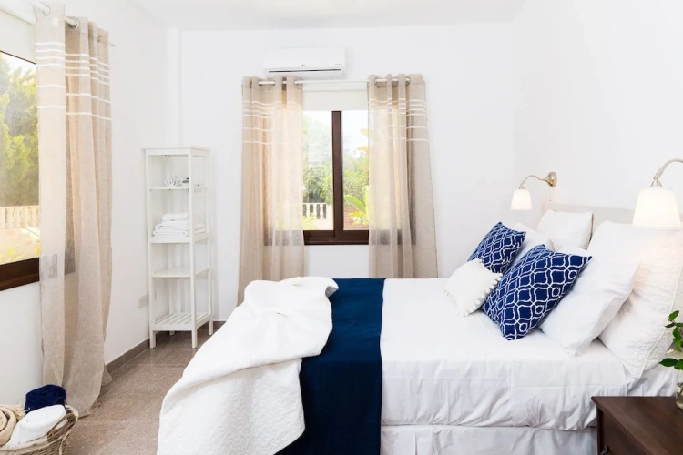 6 Bedrooms Villa