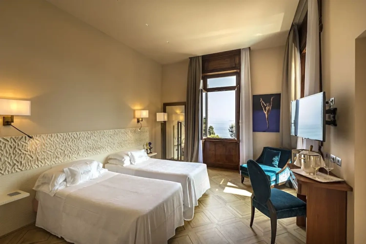 Standard Double room with balcony and with lake view