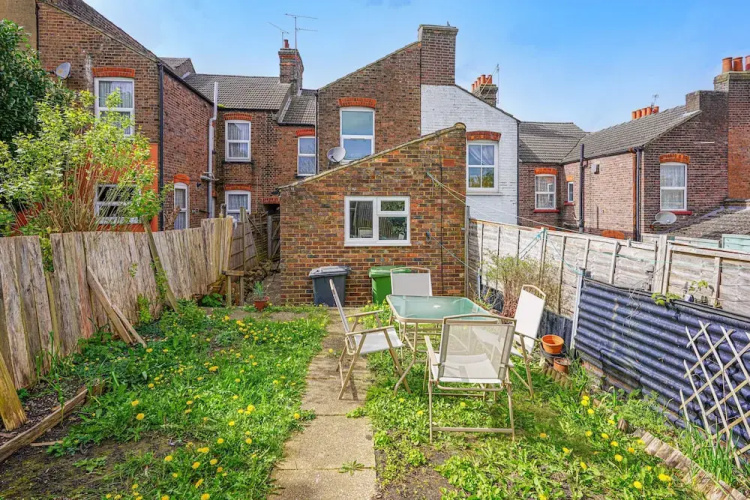 Remarkable 5-bed House in Luton