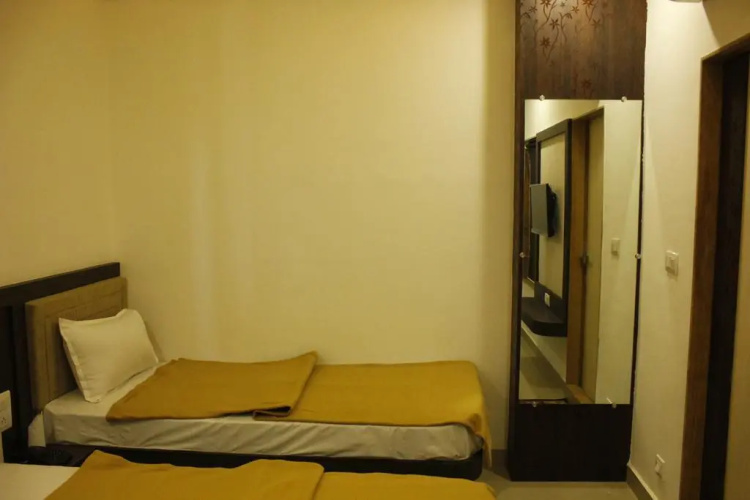 Hotel Shiv lake