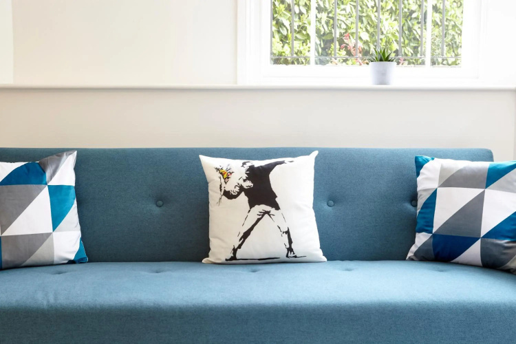 Stylish, spacious flat with private parking
