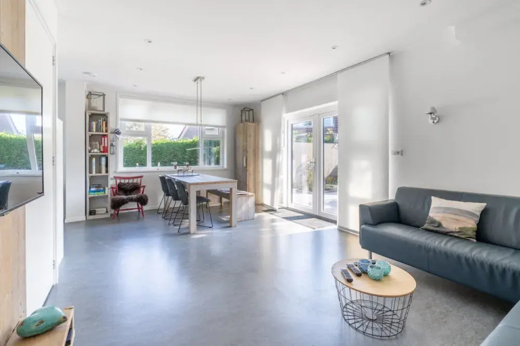 Spacious 6-person Holiday Home Near De Koog