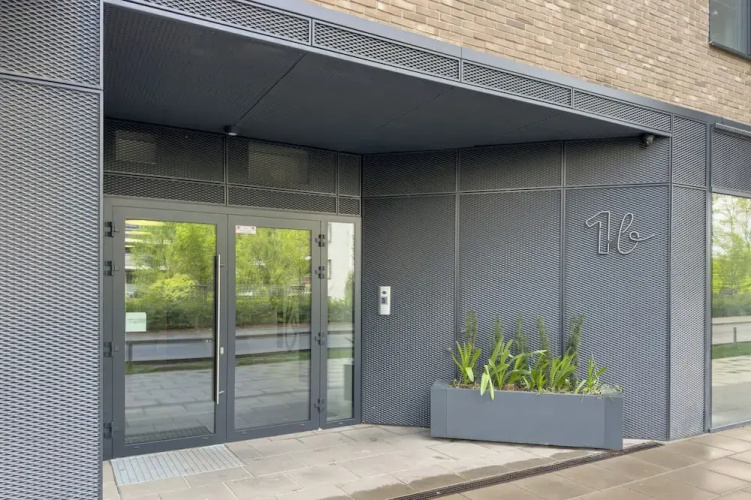 Apartment With Parking by Renters