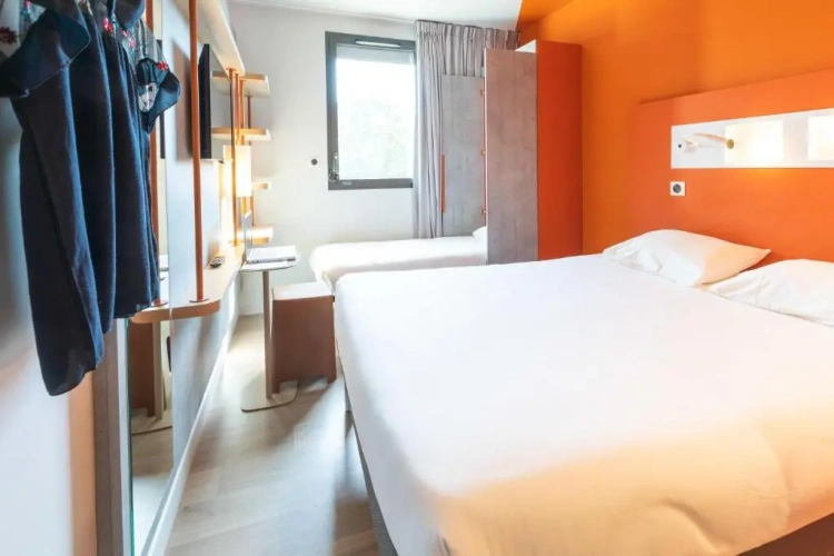 Standard Triple room