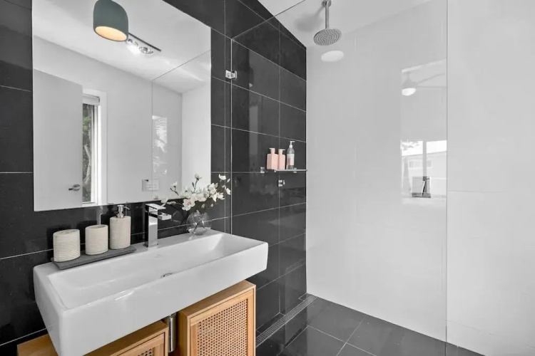 Luxurious 5-bed Home by Avoca Beach