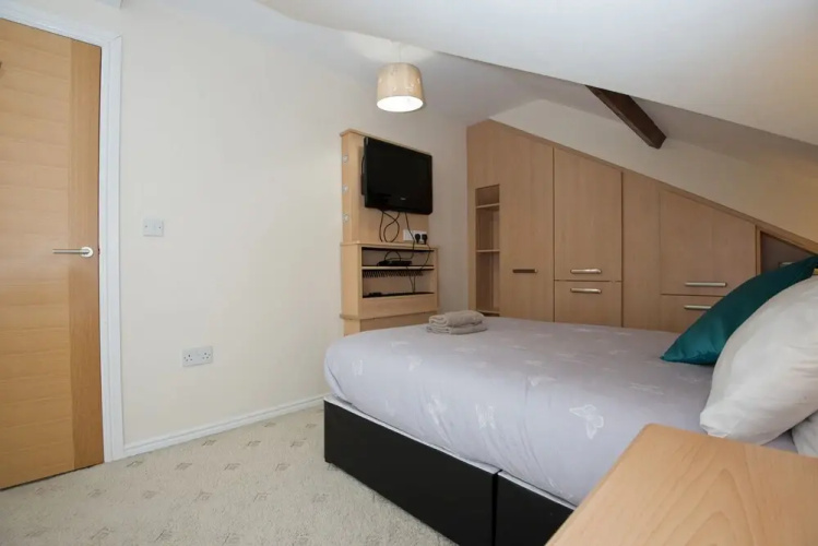 84 Kingsway