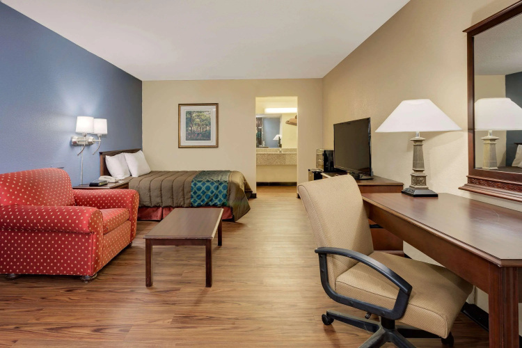 Days Inn by Wyndham Montgomery Near AUM