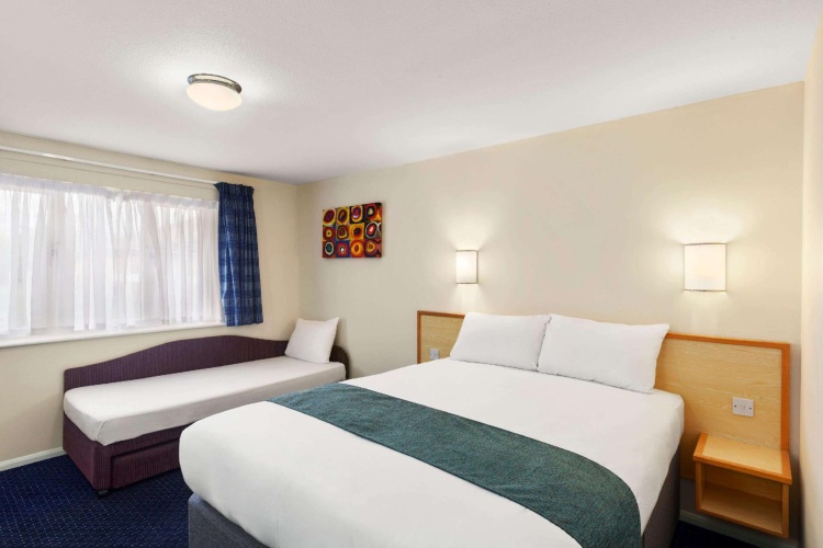 Standard Triple room