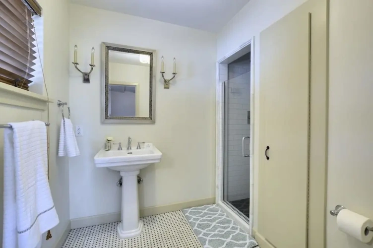 4 Bedrooms Apartment