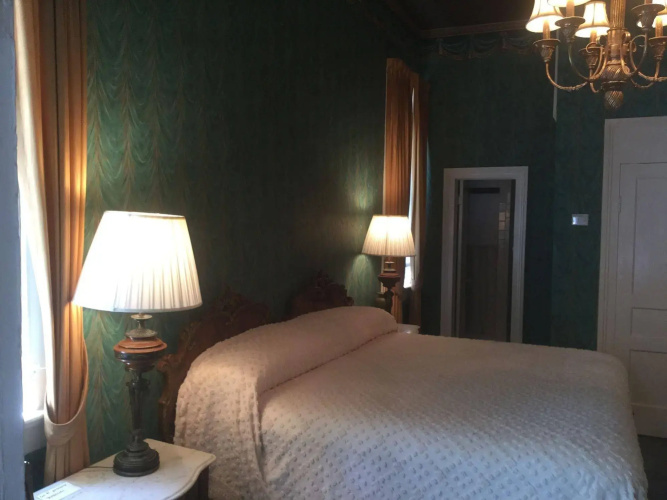 Nine O Five Royal Hotel
