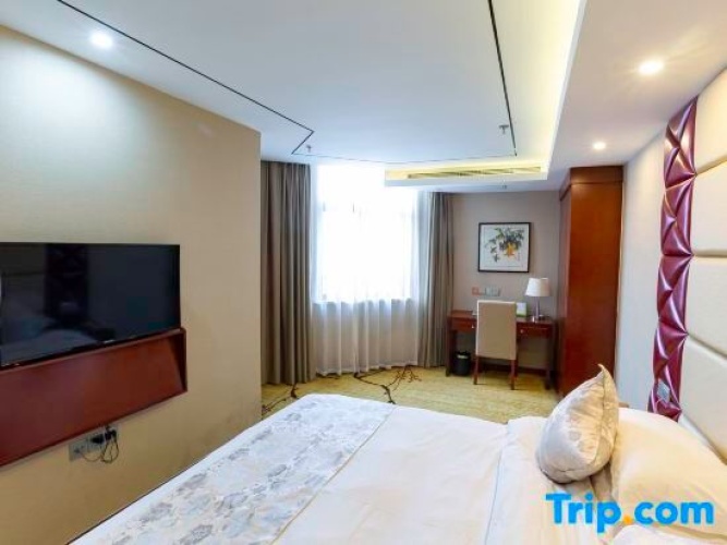 Suite with lake view
