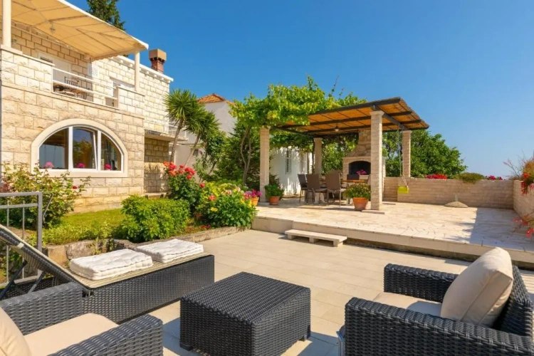 2 Bedrooms Apartment with sea view