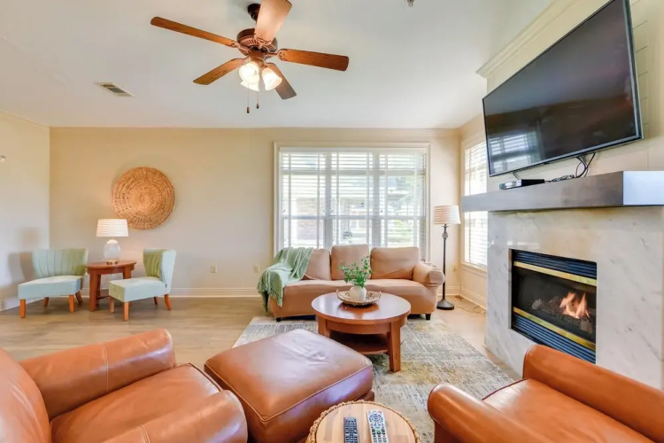 Spacious Springfield Home w/ Golf Course View!
