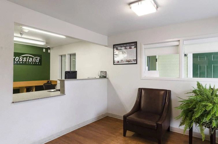 HomeTowne Studios By Red Roof Denver - Glendale/ Cherry Creek