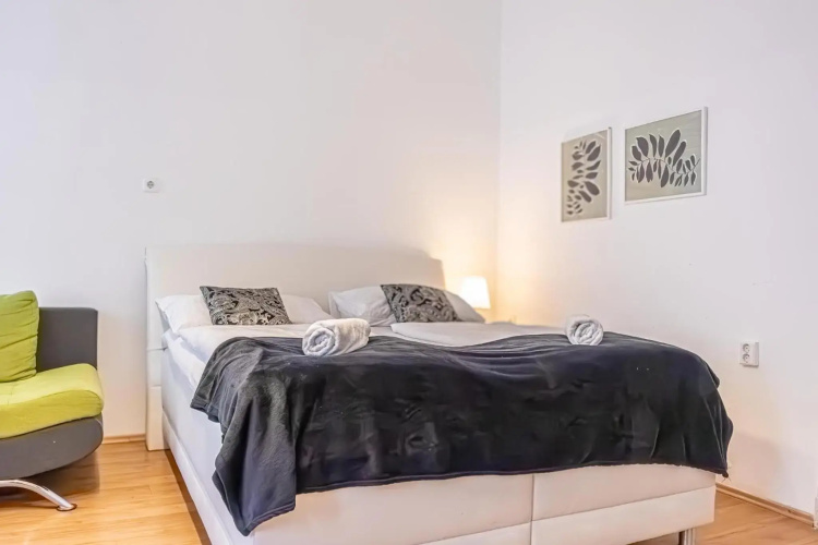 Comfortable 2BR Apt. Central and Well Connected