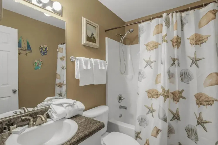 Attractive Condo Pool Across From Beach Access