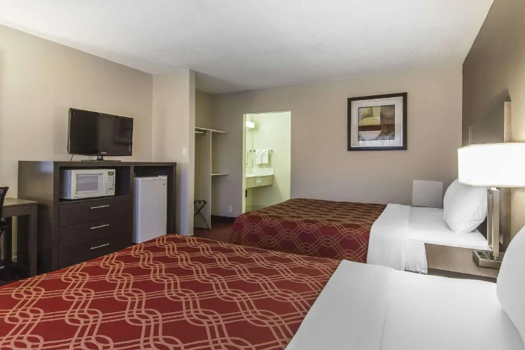 Econo Lodge Inn & Suites