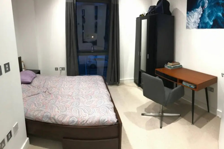 2 Bedroom Shoreditch Flat With Balcony