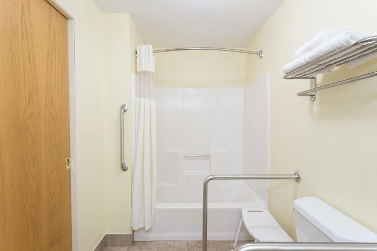 Days Inn & Suites by Wyndham Bloomington/Normal IL