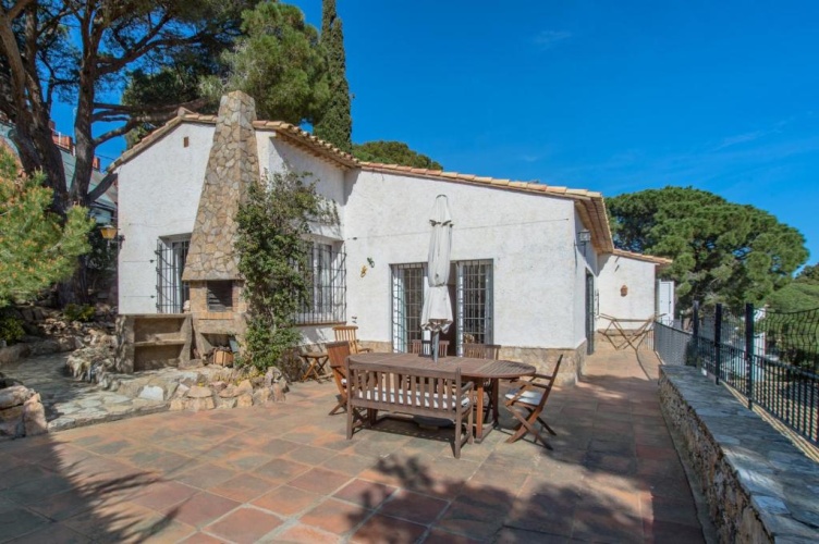 4 Bedrooms Cottage
