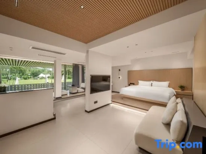 Suite with garden view
