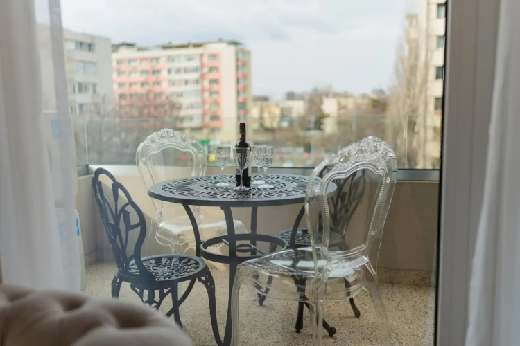 Central 1BR - city view + large balcony + Netflix