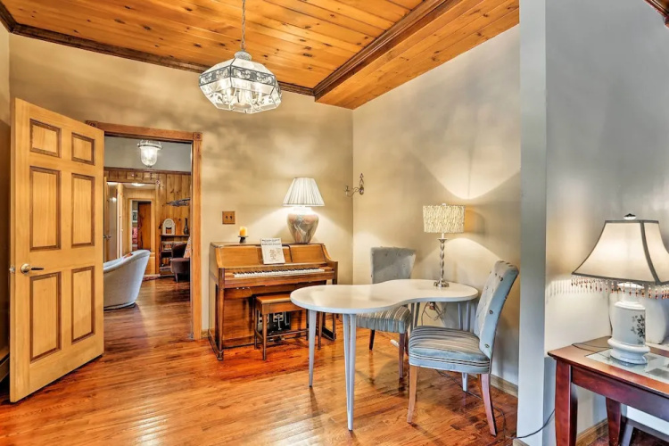 Wawayanda House on 62 Acres - Multiple Fireplaces!