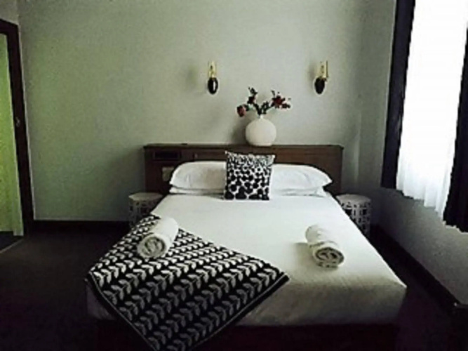 Burkes Hotel Motel