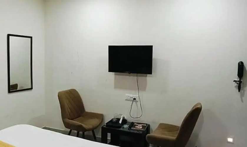 Fabhotel Red Pepper