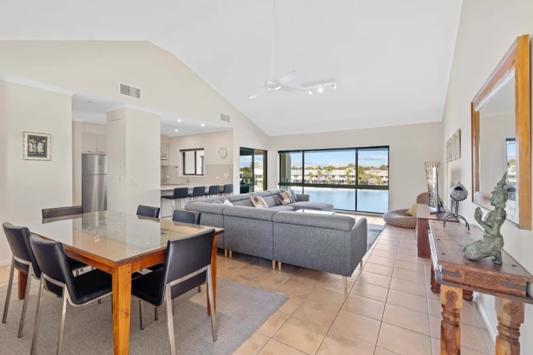 3 Bedrooms Apartment with balcony and beachfront